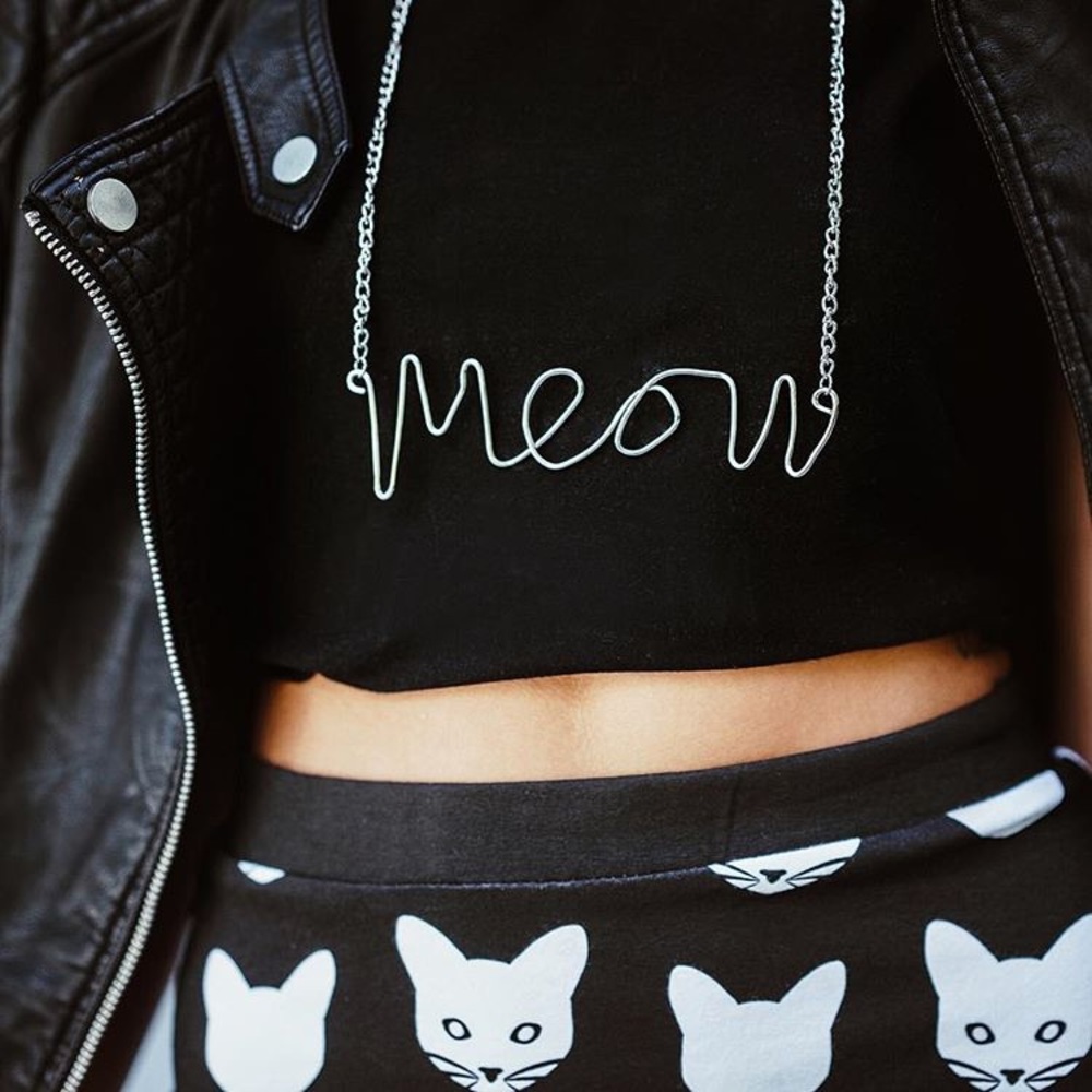 ✨HP✨ Gold Cursive Meow Chain Necklace - Picture 3 of 7